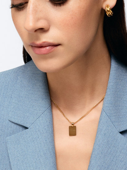 One Necklace Neckmess Seal